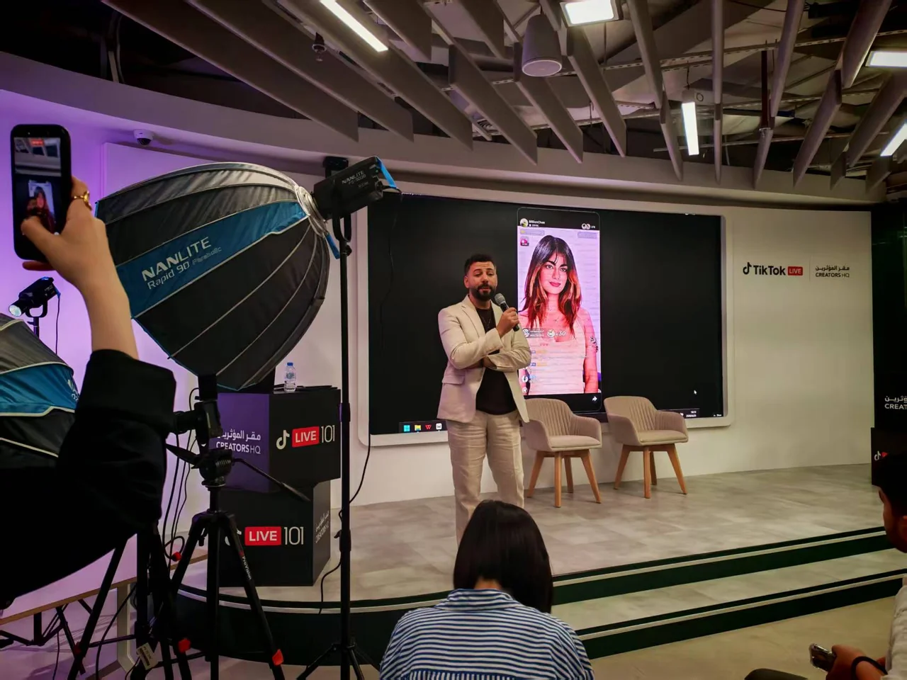 جلسة تدريب على البث المباشر خلال فعالية Creators HQ في دبي